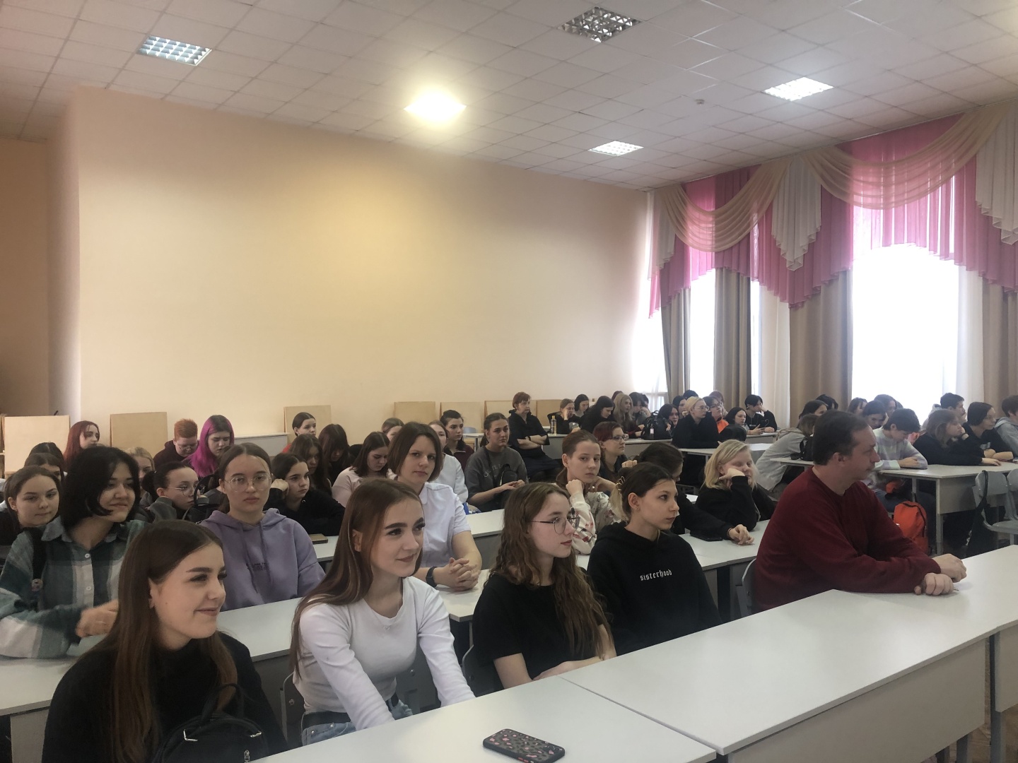 Студенты 1 курса на мероприятии приуроченном дню борьбы с раковыми заболеваниями.jpg