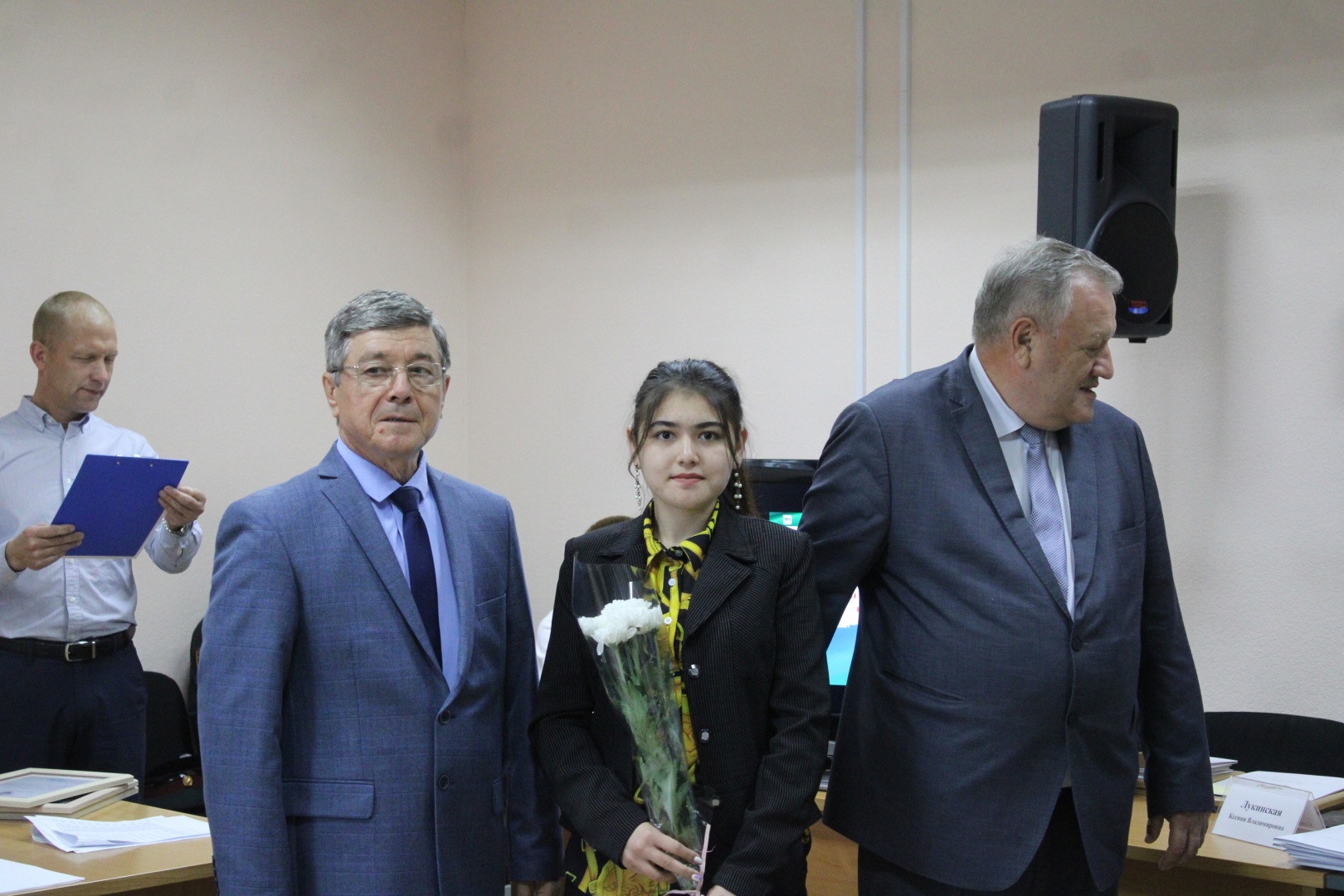 mXCQDM6dfCU.jpg