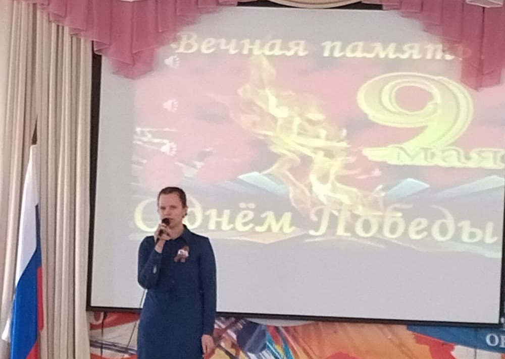 Корень Алёна читает стихотворение о войне.jpg